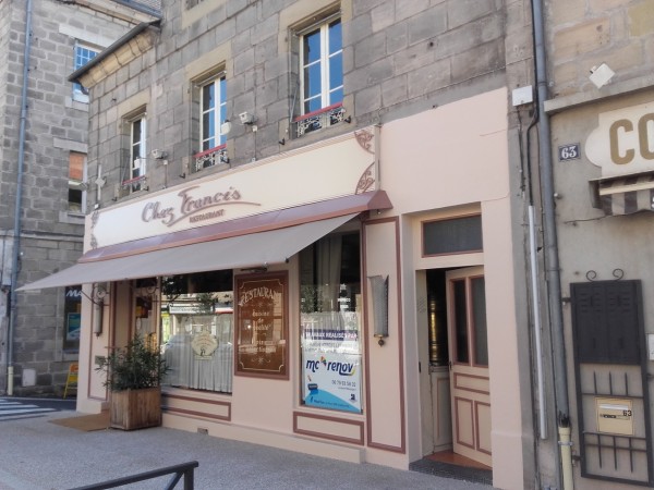 Après la rénovation de la façade du magasin chez Francis en Corrèze