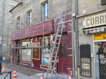 Pendant la rénovation de façade de magasin par MC renov